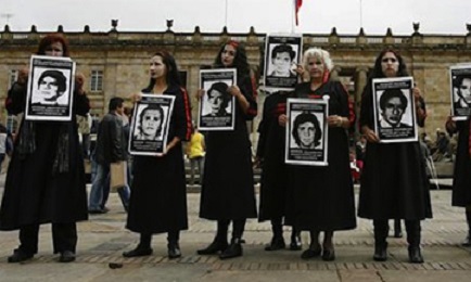 COLOMBIA, DESAPARECIDOS 2. Governo e Farc cercheranno, con l’aiuto della Croce Rossa, i resti di 25 mila persone scomparse