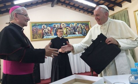 Monsignor Giménez consegna al Papa il regalo dei vescovi del Paraguay durante il ricevimento in Nunziatura