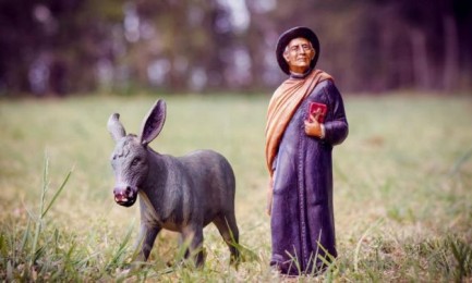 A DORSO DI MULO VERSO GLI ALTARI. Anche la commissione dei teologi vaticani, dopo quella dei medici, ha approvato il miracolo che potrebbe far diventare santo il “prete gaucho”