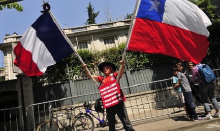 Un cileno davanti all’ambasciata di Francia in Cile