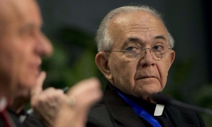 Febbraio 2015. Jesus Delgado ascolta l'arcivescovo Vicenzo Paglia durante una conferenza stampa in Vaticano