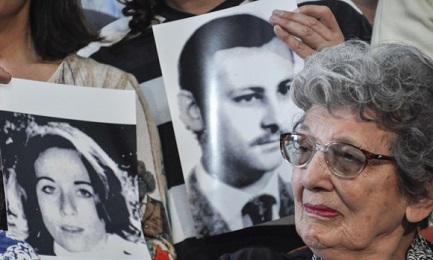 SE 118 VI SEMBRAN POCHI… Le Nonne di Piazza di Maggio, in Argentina, annunciano il ritrovamento di un altro nipote: si chiama Martin, ha 38 anni e vive all’estero da 15 SE 118 VI SEMBRAN POCHI… Le Nonne di Piazza di Maggio, in Argentina, annunciano il ritrovamento di un altro nipote: si chiama Martin, ha 38 anni e vive all’estero da 15