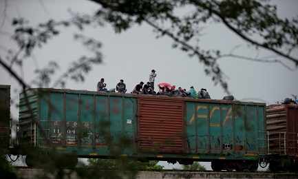 Sul treno, verso il confine. Foto AP-Rebecca Blackwell