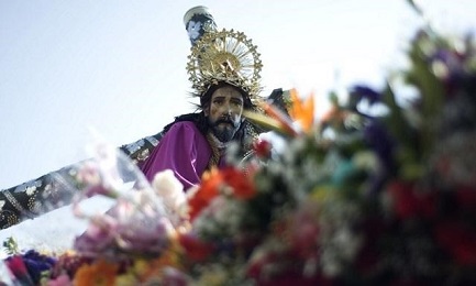 Il Cristo con i gradi militari. Foto Johan Ordoñez