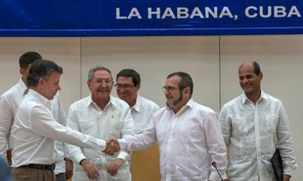 La stretta di mano tra il presidente Santos e il capo delle Farc Timochenko che ha messo una data alla pace