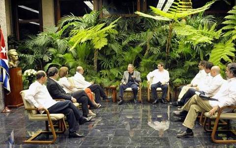Il Presidente di Cuba Raúl Castro con le delegazioni del governo e delle Farc. FOTO AFP
