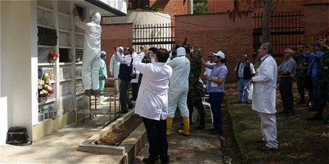 Esperti di medicina legale della Colombia al lavoro nel cimitero di Bucaramanga. Foto @VidalAbreo