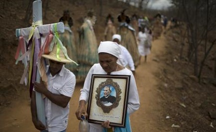 Indigeni dell’etnia pankararu in pellegrinaggio con il ritratto di padre Cicero a Juazeiro do Norte, in Brasile - Foto AP Leo Correa