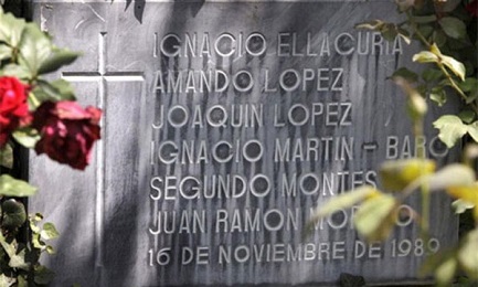 La tomba dei gesuiti di El Salvador assassinati nel 1989