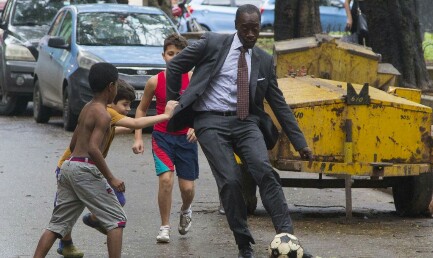 L’attore Don Cheadle gioca a pallone con dei bambini cubani dopo le riprese della serie statunitense House of Lies a l’Avana. Foto Ap