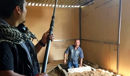 Una scena del film “Chapo. La fuga del secolo”. Riemerge alla fine del tunnel