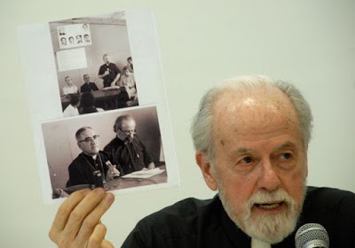 Il Rev. William Wipfler mostra la foto del suo ultimo incontro con monsignor Romero il 23 marzo 1980, vigilia dell’assassinio