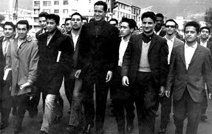 Camilo Torres in una foto del 1960 con gli alunni dell'Università Nazionale della Colombia di cui era cappellano ausiliare