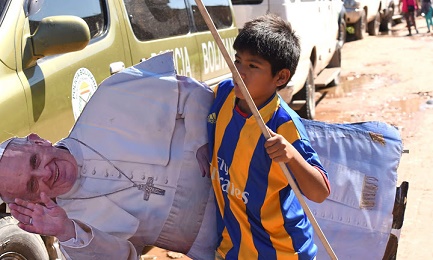 “HOLA PAPA FRANCISCO…”. Una montagna di letterine arrivano tutti i giorni in vaticano. Sono dei più piccoli, e raccontano problemi, drammi e allegrie. Per tutti c’è la risposta