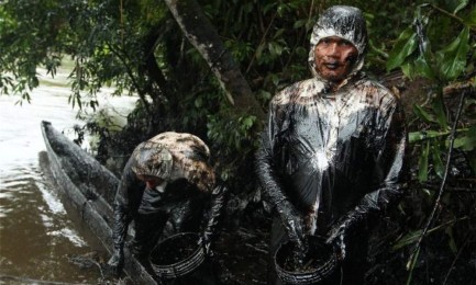 FUTURO NERO. Il petrolio è una ricchezza, ma anche una maledizione per i popoli indigeni. Il caso dell’Amazzonia peruviana