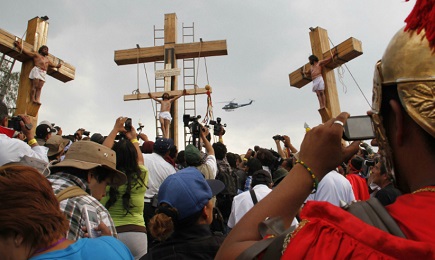 DELLE VIE CRUCIS E’ LA PIU’ GRANDE. In un quartiere di Città del Messico due milioni di persone partecipano al rito del Venerdì Santo. 400 attori, 500 comparse, 2000 nazzareni