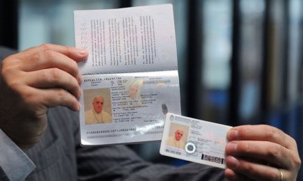 Il passaporto e il documento nazionale di identità che Bergoglio rinnovò poco dopo l’elezione a Papa