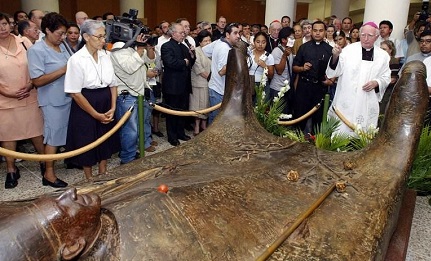 Monsignor Sáenz Lacalle mentre benedice la tomba di Romero. Foto Yuri Cortez