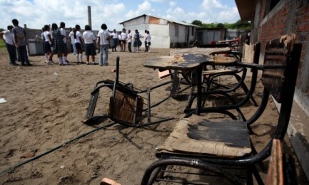 SCUOLA ADDIO. La metà degli studenti delle scuole medie dell’America Latina le diserta prima della fine. Lo rivela un rapporto del BID, che da oggi al 10 aprile ne discuterà a Nassau, nelle Bahamas