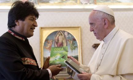 LA TERZA VIA DI EVO MORALES NELLE MANI DEL PAPA. Tra doni alla coca e busti di lottatori indigeni il presidente boliviano si accredita come leader dei Movimenti Popolari
