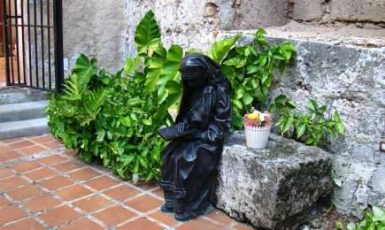 Scultura di Madre Teresa dell'artista cubano José Villa Soberón. E' collocata nei giardini del convento San Francisco de Asis di l'Avana