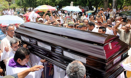 Uno dei tanti. Funerali di padre Luis A. Leon in Colombia, assassinato il 15 luglio 2015. Foto El Meridiano de Cordoba