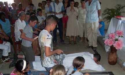 SANTA TERESA DEL BAMBIN GESU’ TORNA AI FEDELI DI CUBA. Il governo restituisce alla Chiesa una cappella confiscata negli anni sessanta e da allora adibita a magazzino viveri SANTA TERESA DEL BAMBIN GESU’ TORNA AI FEDELI DI CUBA. Il governo restituisce alla Chiesa una cappella confiscata negli anni sessanta e da allora adibita a magazzino viveri