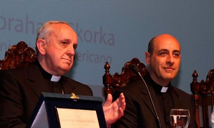 Il cardinal Bergoglio e mons. Víctor Manuel Fernández (foto AICA)