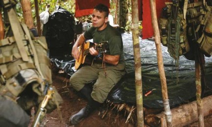 Da sei mesi Alexander suona la chitarra e compone canzoni. Foto León Darío Peláez