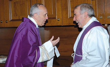 Il cardinale Bergoglio con don Giacomo Tantardini in una foto del marzo 2009
