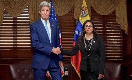 Il capo della diplomazia USA  Kerry, e il ministro del Venezuela Delcy Rodriguez