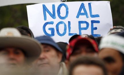 BIANCHI, MA SEMPRE GOLPES. Papa Francesco e le crisi istituzionali dell’America Latina. Il retrocesso della politica e l’avanzata dei poteri forti BIANCHI, MA SEMPRE GOLPES. Papa Francesco e le crisi istituzionali dell’America Latina. Il retrocesso della politica e l’avanzata dei poteri forti