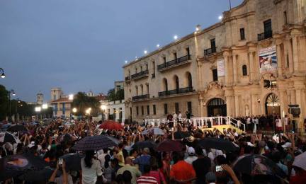Papa Francesco arriva all’ingresso del Centro Felix Varela di l’Avana