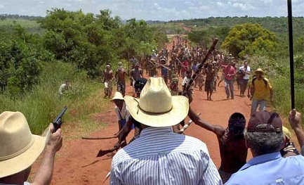 LE OLIMPIADI DEI GUARANI. La fiamma dei giochi serva a illuminare anche la tragica condizione degli indios Guarani, uccisi e derubati della loro terra LE OLIMPIADI DEI GUARANI. La fiamma dei giochi serva a illuminare anche la tragica condizione degli indios Guarani, uccisi e derubati della loro terra