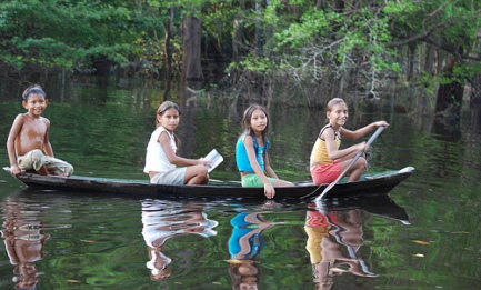 AMAZZONIA. PASSI PER UNA STRATEGIA COMUNE. Indigeni, missionari e vescovi insieme in difesa del polmone verde del mondo AMAZZONIA. PASSI PER UNA STRATEGIA COMUNE. Indigeni, missionari e vescovi insieme in difesa del polmone verde del mondo