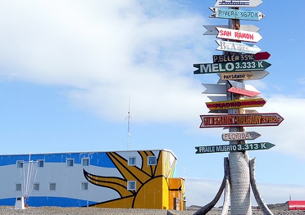 La base antartica Artigas con le distanze dalle città dell'Uruguay