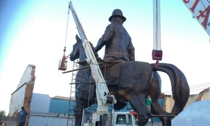 LA GUERRA POSTUMA DEL RIVOLUZIONARIO PANCHO VILLA. Il monumento alto 20 metri che doveva essere inaugurato il 20 luglio, giorno della morte, è per il momento bloccato