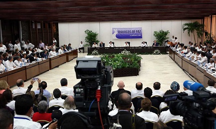 Le delegazioni a l’Avana nel momento dell’annuncio conclusivo. Foto A. Ernesto-EFE