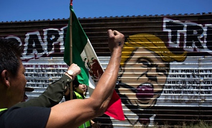 Tijuana: protesta contro Trump lungo il muro di confine. Foto: Xinhua / Guillermo Arias