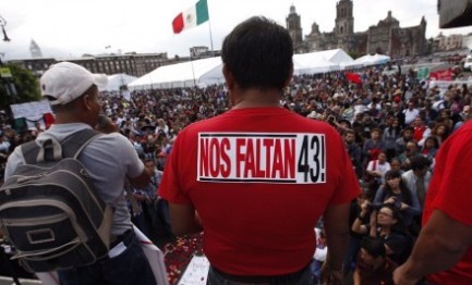 “Ce ne mancano 43” in riferimento agli studenti di Ayotzinapa sequestrati nel settembre 2014. Foto German-Canseco