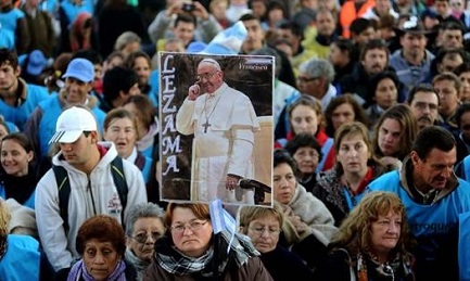 Ottobre 2013. Il primo pellegrinaggio senza Bergoglio dal vivo. Foto Agenzia Telam