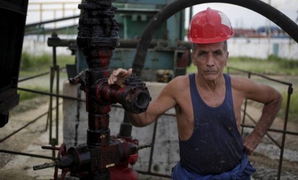 Un tecnico posa per una foto (Reuters)