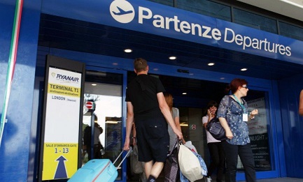 GLI ITALIANI EMIGRANO ANCORA. I dati del rapporto annuale di Migrantes rivela un aumento del numero di espatriati. Quasi due milioni scelgono le Americhe