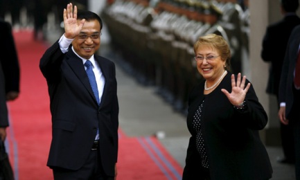 Il premier cinese Li Keqiang e la presidente cilena Michelle Bachelet nel palazzo della Moneda a Santiago