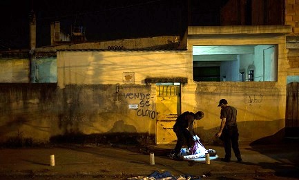 PIÚ ASSASSINI IN BRASILE CHE MORTI IN SIRIA. Nel 2015 le morti violente sono state quasi 60 mila. 278 mila in quattro anni, contro le 256 mila vittime del paese in guerra PIÚ ASSASSINI IN BRASILE CHE MORTI IN SIRIA. Nel 2015 le morti violente sono state quasi 60 mila. 278 mila in quattro anni, contro le 256 mila vittime del paese in guerra