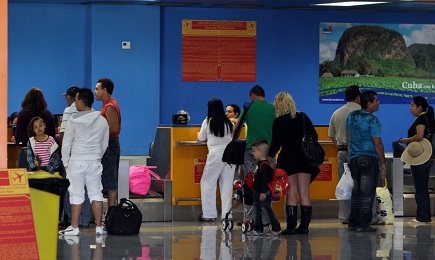 CUBA. C’E’ ANCHE CHI VUOL TORNARE A VIVERCI. 13 mila cubani hanno chiesto di tornare negli ultimi due anni, mentre l’ambasciata a Washington lavora a pieno regime CUBA. C’E’ ANCHE CHI VUOL TORNARE A VIVERCI. 13 mila cubani hanno chiesto di tornare negli ultimi due anni, mentre l’ambasciata a Washington lavora a pieno regime