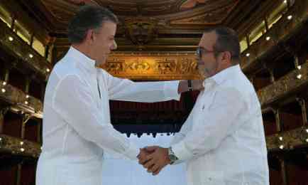 Una scena che si ripete. Il capo di stato e il capo delle Farc si stringono la mano nel teatro Colon di Bogotà. Fotomontaggio SEMANA