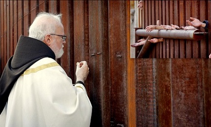 Il cardinale O’Malley distribuisce la comunione lungo il muro di frontiera con il Messico