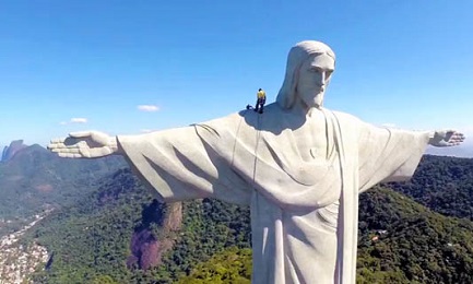 BRASILE. LA DIFFICILE REINVENZIONE DEL PARTITO DEI LAVORATORI. Eclisse del PT e avanzata evangelica. I nuovi equilibri dopo la vittoria di Crivella, della Chiesa Universale BRASILE. LA DIFFICILE REINVENZIONE DEL PARTITO DEI LAVORATORI. Eclisse del PT e avanzata evangelica. I nuovi equilibri dopo la vittoria di Crivella, della Chiesa Universale