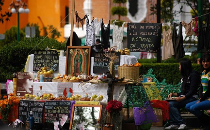 ECCO COME FUNZIONA LA TRATTA. La disarticolazione di una banda al confine tra Stati Uniti e Messico mostra il modus operandi caratteristico dei trafficanti di persone ECCO COME FUNZIONA LA TRATTA. La disarticolazione di una banda al confine tra Stati Uniti e Messico mostra il modus operandi caratteristico dei trafficanti di persone